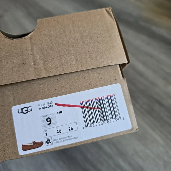 UGG  Dakota Suede Slippers - Picture 11 of 11